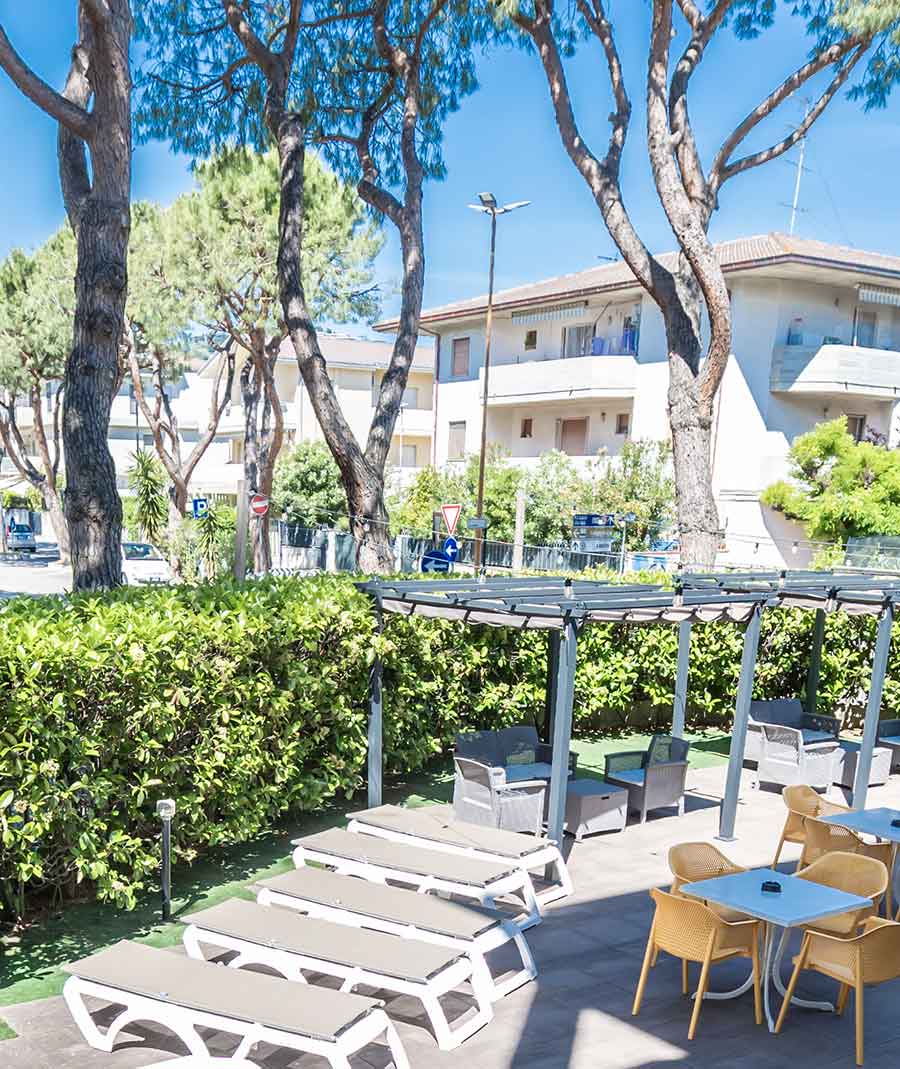 Hotel Marebello - Jardin avec transats