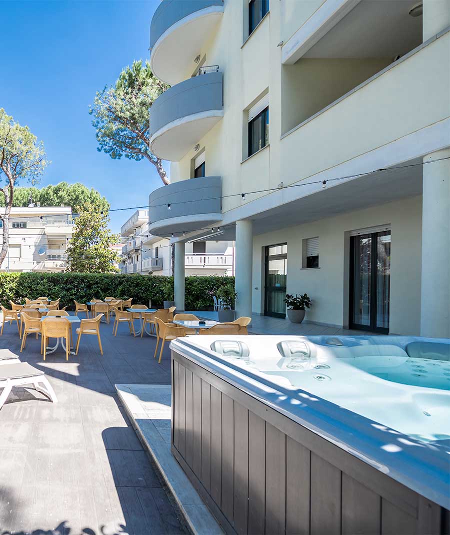 Hotel Marebello - Jacuzzi dans le jardin